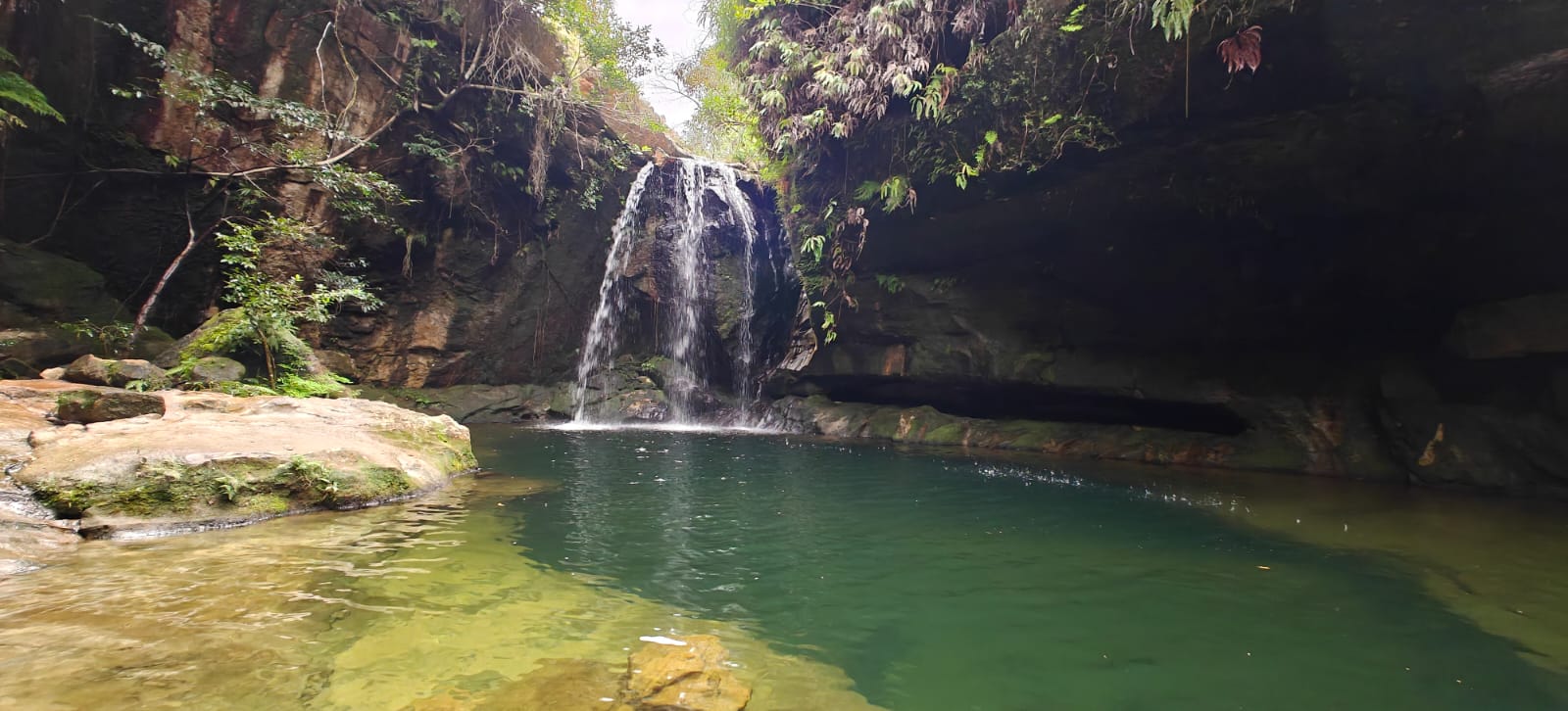 Cascade cristalline avec bassin naturel de Madagascar